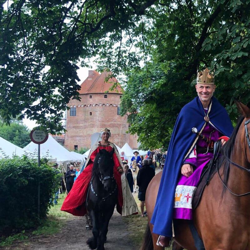 Valdemar Sejr og Dronning Berengaria på hest i Nyborg